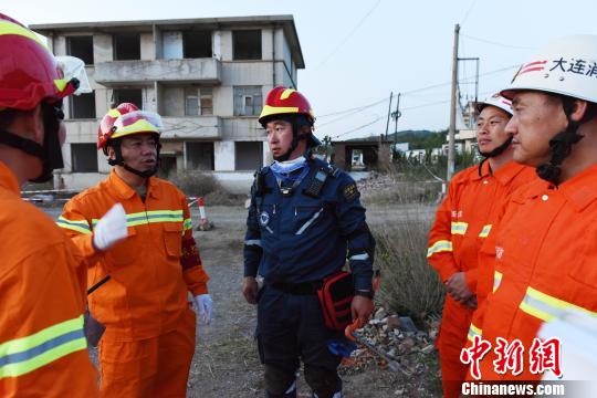 通過此次演練，進一步檢驗了部隊實戰(zhàn)能力，增強了官兵自信心?！菈鄢?攝